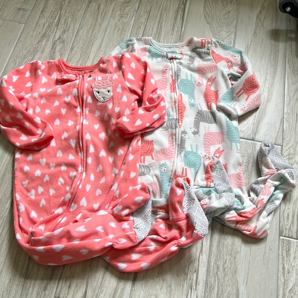 • Carter’s Just One You Llama 🦙 themed fleece pajama bundle, 2T •